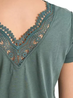 T-shirt vert uni pourvu d'un double décolleté en v avec des détails en dentelle