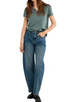 T-shirt vert uni pourvu d'un double décolleté en v avec des détails en dentelle