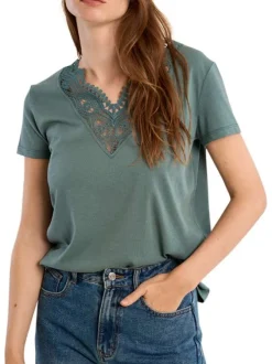 T-shirt vert uni pourvu d'un double décolleté en v avec des détails en dentelle