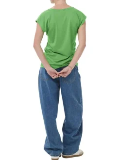 T-shirt vert uni pourvu d'une coupe ajustée et de manches courtes