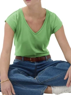 T-shirt vert uni pourvu d'une coupe ajustée et de manches courtes
