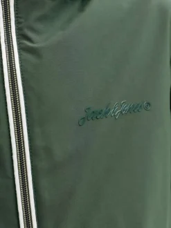 Veste verte à coupe droite pourvue d'un col à capuche et de manches longues