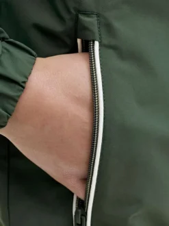 Veste verte à coupe droite pourvue d'un col à capuche et de manches longues