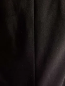 Veste blazer noire unie avec une coupe droite et des manches longues
