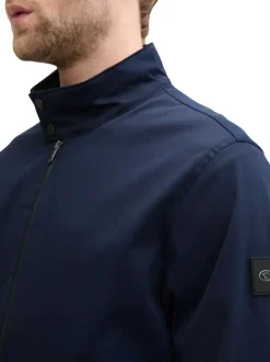 Veste bleue marine unie avec un col montant et des poches à rabat