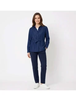 Veste Clarisa bleue unie pourvue d'un col chemise et d'une coupe droite