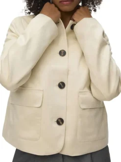 Veste écrue pourvu d'un col à revers et d'une fermeture boutonnée