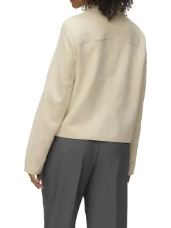 Veste écrue pourvu d'un col à revers et d'une fermeture boutonnée