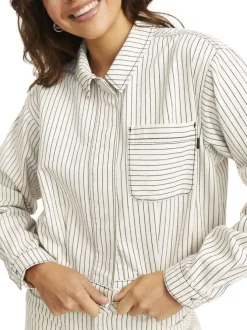 Veste en coton beige courte à rayures fines avec une poche et un col à revers