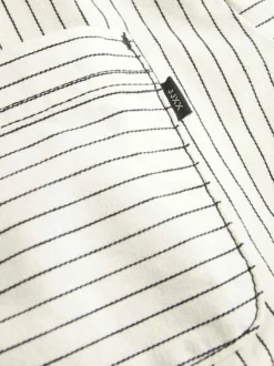 Veste en coton beige courte à rayures fines avec une poche et un col à revers