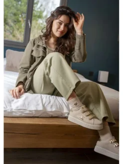 Veste kaki unie avec une coupe mi-longue un col montant et des strass