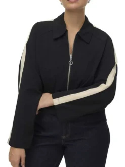 Veste noire à coupe droite pourvue d'un col à revers et de manches longues