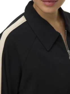 Veste noire à coupe droite pourvue d'un col à revers et de manches longues