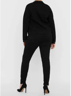 Veste noire en jean avec une coupe droite col français et à manches longues