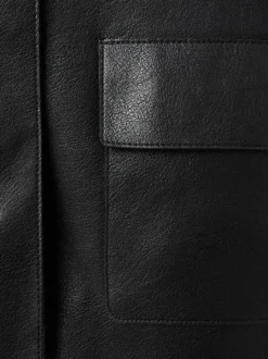 Veste noire unie avec des manches longues et une coupe droite