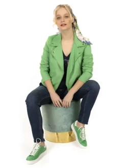 Veste perfecto verte en suédine avec une coupe droite et un col cranté