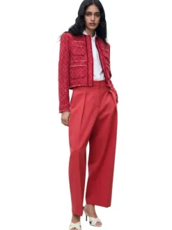 Veste rouge en tweed courte avec un col rond et des détails effilochés